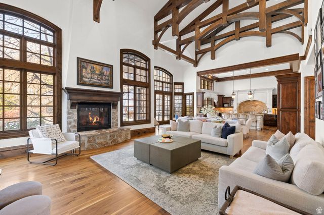 18 SNOW FOREST LN, Sandy, UT 84092