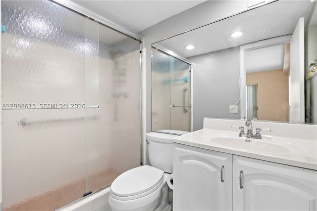 960 Crystal Lake Dr 112, Deerfield Beach, FL 33064