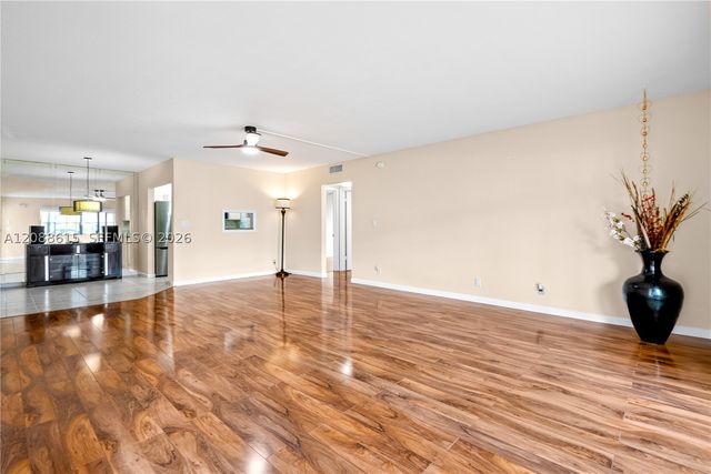 960 Crystal Lake Dr 112, Deerfield Beach, FL 33064
