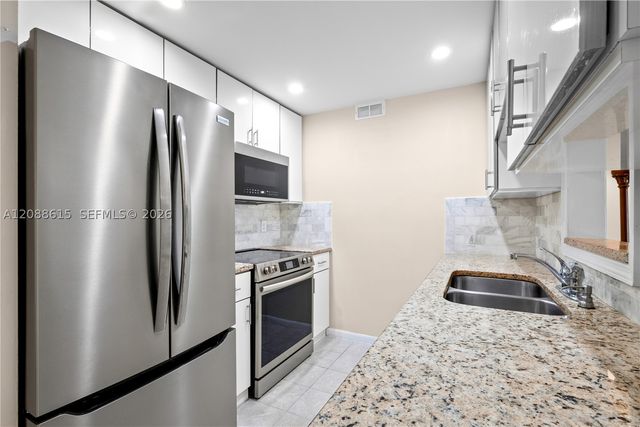 960 Crystal Lake Dr 112, Deerfield Beach, FL 33064