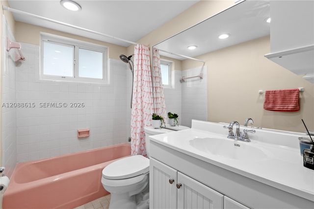 960 Crystal Lake Dr 112, Deerfield Beach, FL 33064