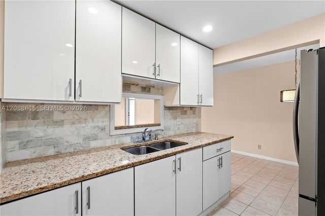 960 Crystal Lake Dr 112, Deerfield Beach, FL 33064
