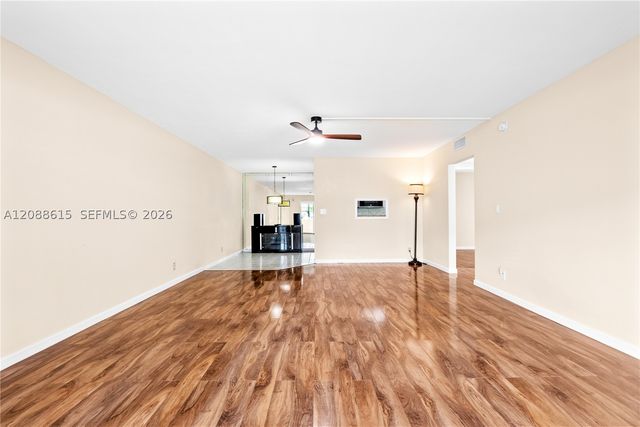 960 Crystal Lake Dr 112, Deerfield Beach, FL 33064