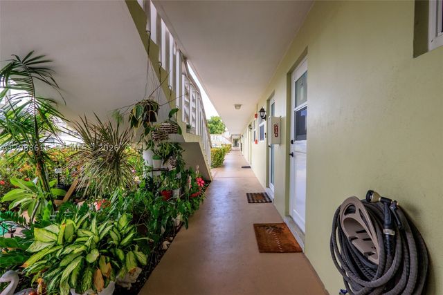 960 Crystal Lake Dr 112, Deerfield Beach, FL 33064