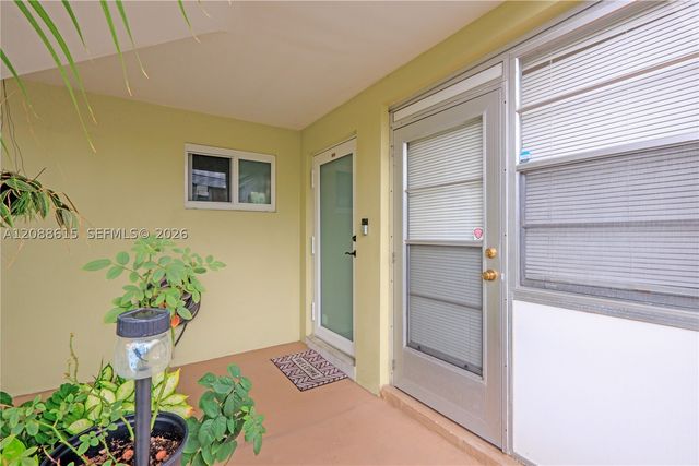 960 Crystal Lake Dr 112, Deerfield Beach, FL 33064