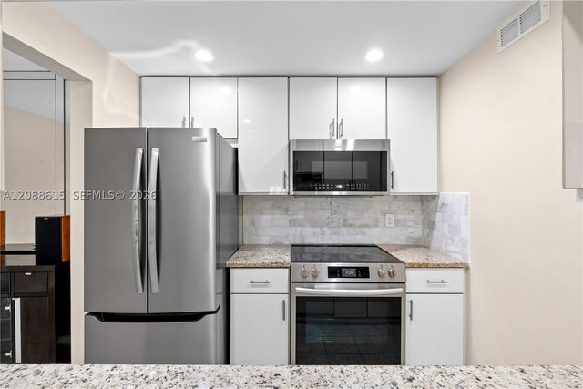 960 Crystal Lake Dr 112, Deerfield Beach, FL 33064