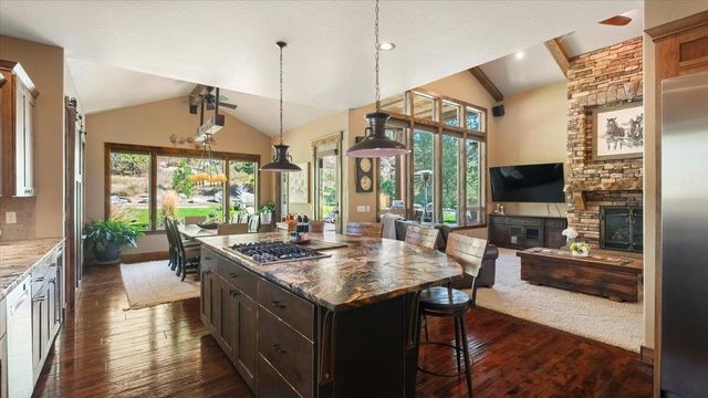 13606 N Riverbluff Ln, Spokane, WA 99208