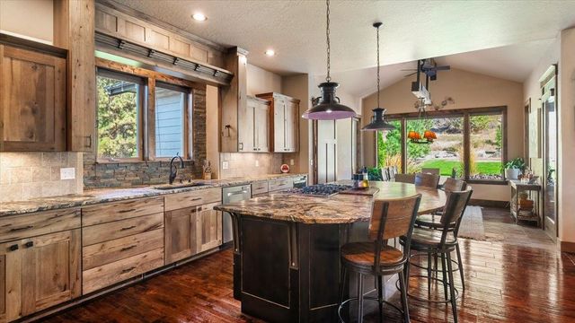 13606 N Riverbluff Ln, Spokane, WA 99208