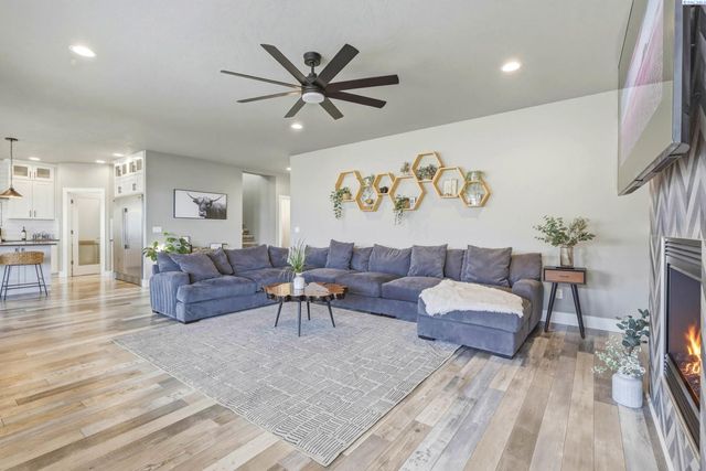 548 Athens Dr, West Richland, WA 99353