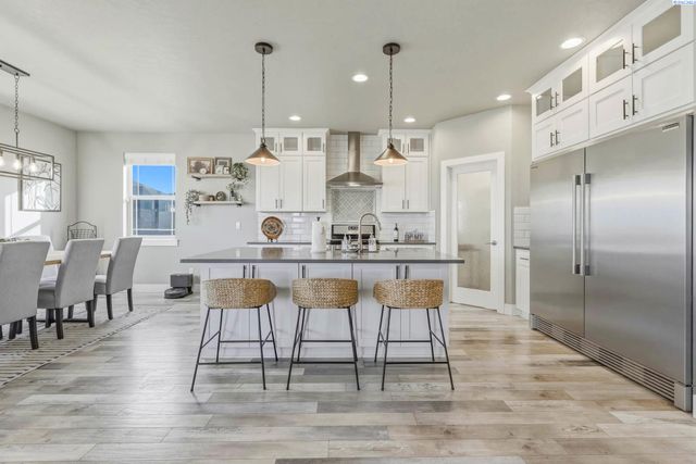 548 Athens Dr, West Richland, WA 99353