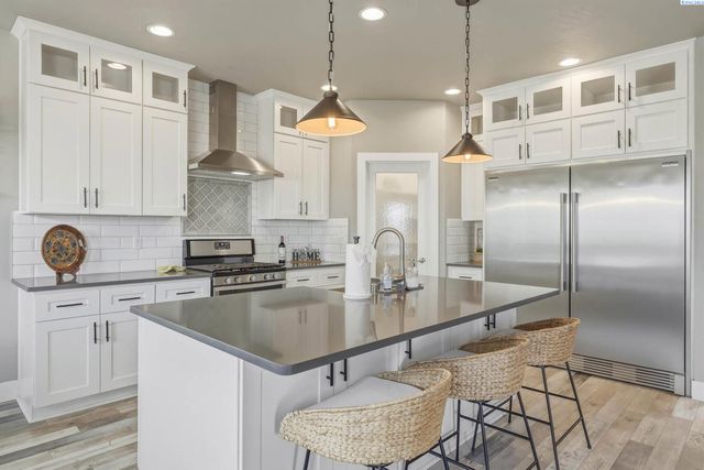 548 Athens Dr, West Richland, WA 99353