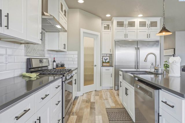 548 Athens Dr, West Richland, WA 99353