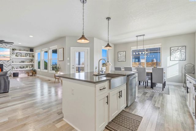 548 Athens Dr, West Richland, WA 99353