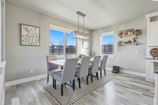 548 Athens Dr, West Richland, WA 99353