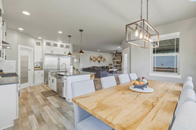 548 Athens Dr, West Richland, WA 99353