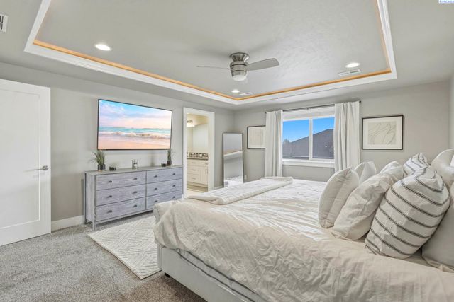 548 Athens Dr, West Richland, WA 99353