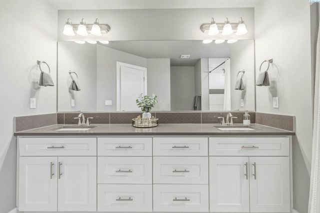 548 Athens Dr, West Richland, WA 99353