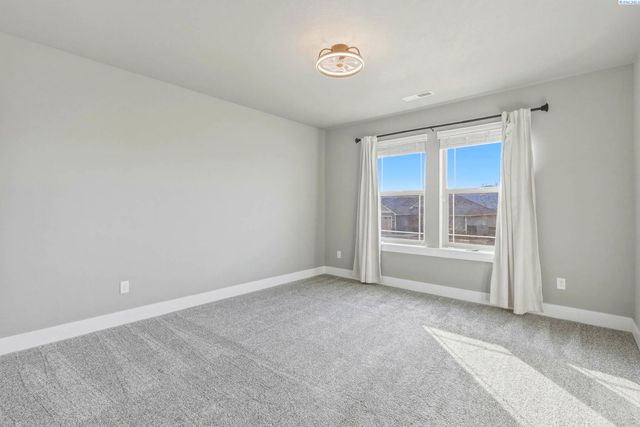 548 Athens Dr, West Richland, WA 99353