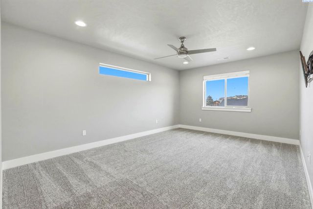 548 Athens Dr, West Richland, WA 99353