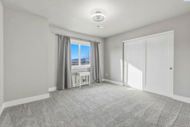 548 Athens Dr, West Richland, WA 99353