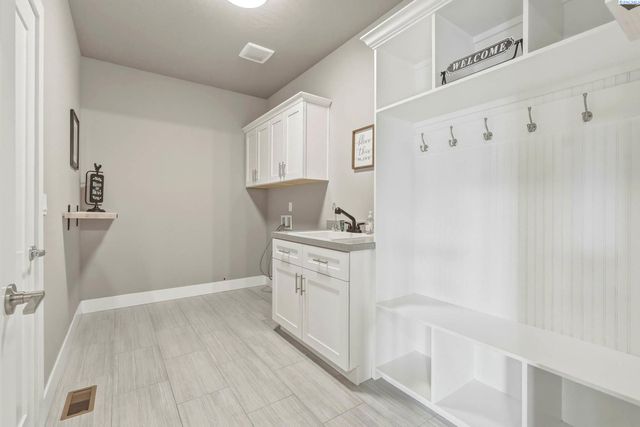 548 Athens Dr, West Richland, WA 99353