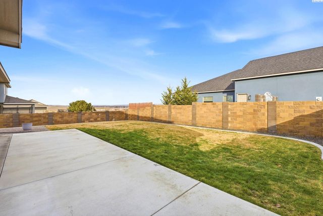 548 Athens Dr, West Richland, WA 99353