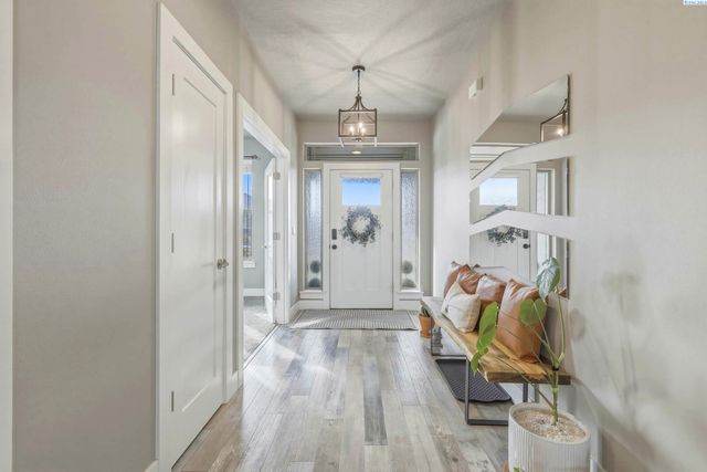 548 Athens Dr, West Richland, WA 99353