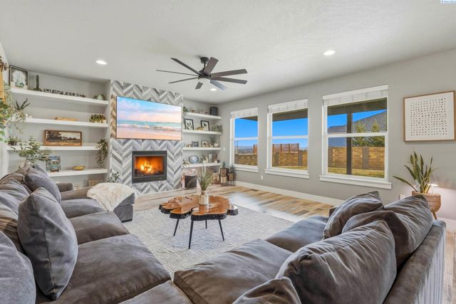 548 Athens Dr, West Richland, WA 99353