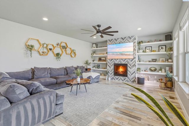 548 Athens Dr, West Richland, WA 99353