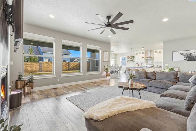 548 Athens Dr, West Richland, WA 99353