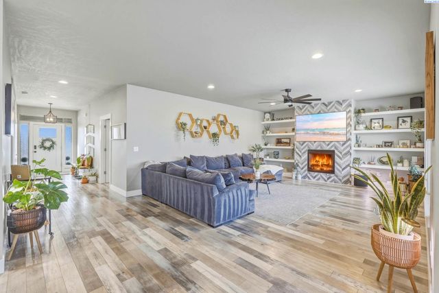 548 Athens Dr, West Richland, WA 99353