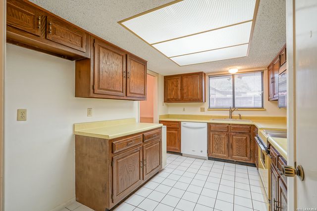 5835 Royal Club, San Antonio, TX 78239