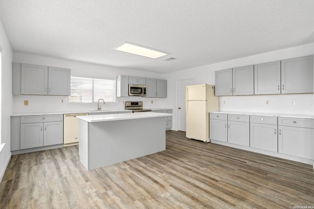 8090 Chestnut Ash, Converse, TX 78109