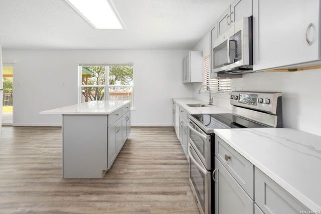 8090 Chestnut Ash, Converse, TX 78109