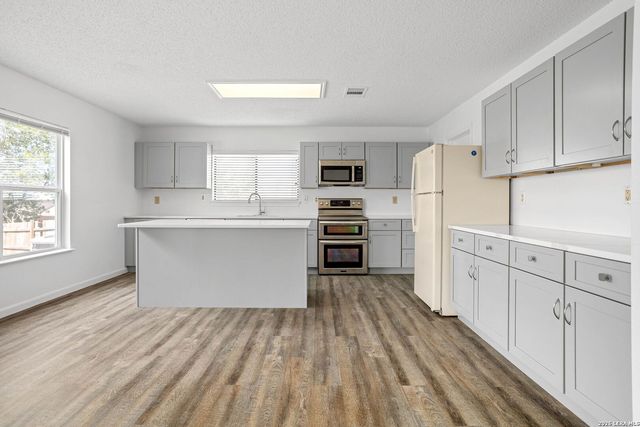 8090 Chestnut Ash, Converse, TX 78109