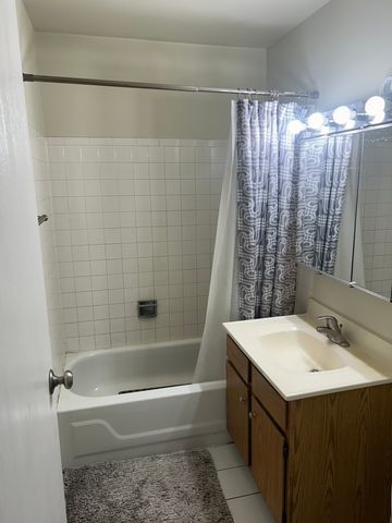 330 Shorewood Drive 3B, Glendale Heights, IL 60139