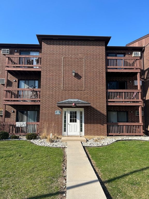 330 Shorewood Drive 3B, Glendale Heights, IL 60139
