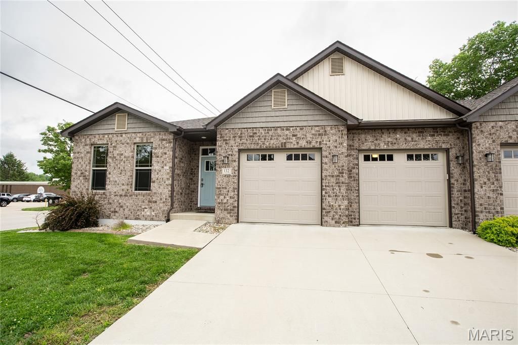 132 E Locust Street, Columbia, IL 62236