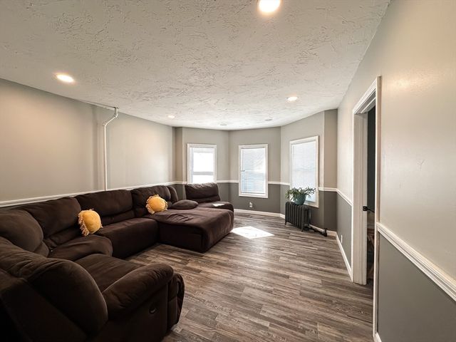 53 James St, Worcester, MA 01603