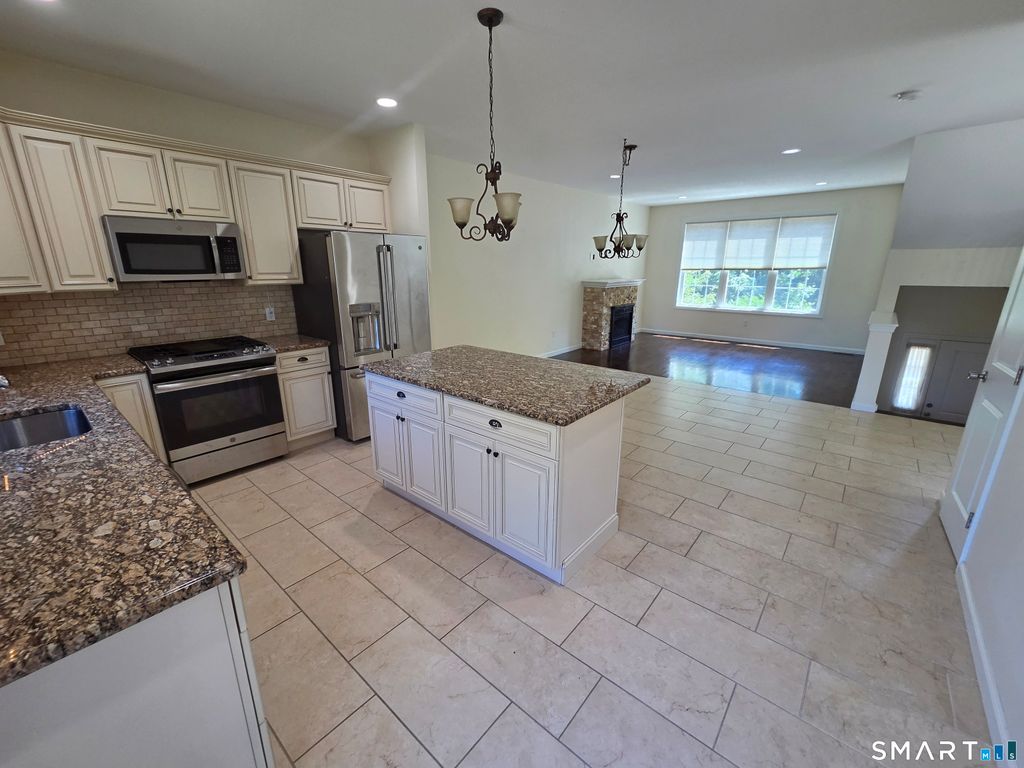 10 Oak Meadows Drive 10, Brookfield, CT 06804
