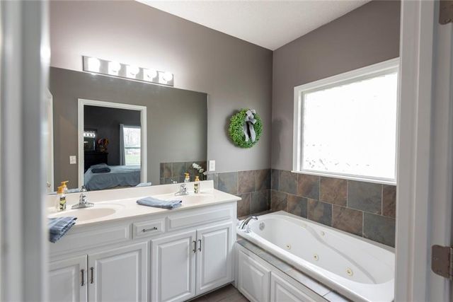 8544 N Ava Avenue, Kansas City, MO 64154