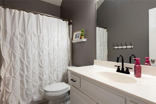 8544 N Ava Avenue, Kansas City, MO 64154