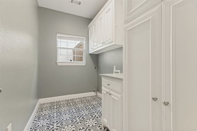 136 S College Street S, Keller, TX 76248