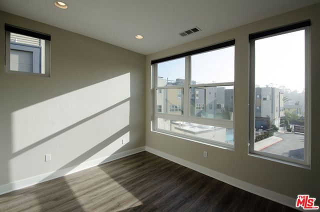 2753 Waverly Drive 806, Los Angeles, CA 90039