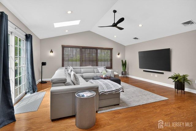 16 Evergreen Terrace, Monroe, NJ 08831