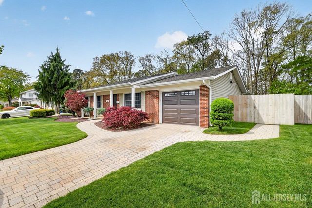 16 Evergreen Terrace, Monroe, NJ 08831