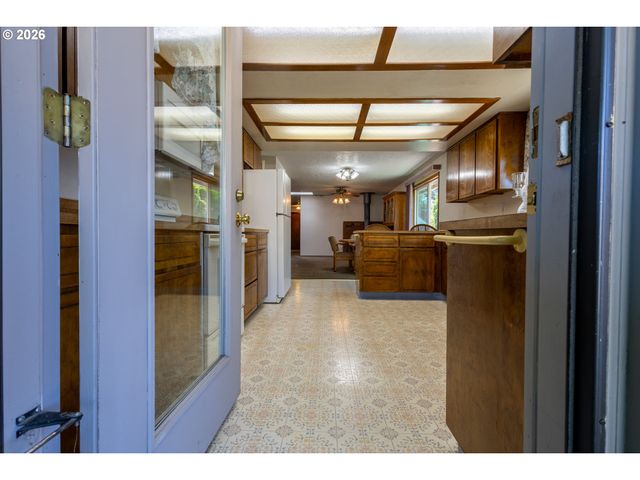 17036 Se SALMON St, Portland, OR 97233