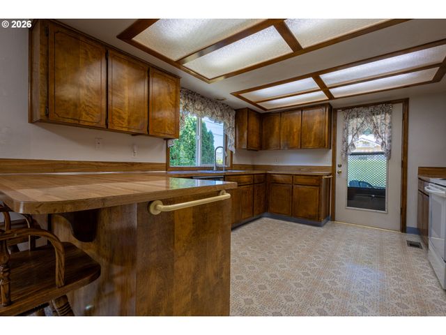 17036 Se SALMON St, Portland, OR 97233