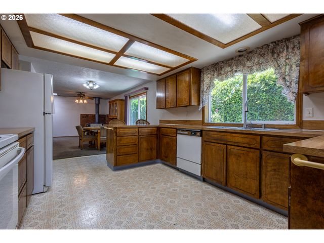 17036 Se SALMON St, Portland, OR 97233