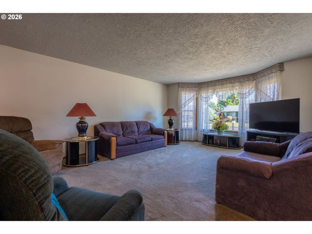 17036 Se SALMON St, Portland, OR 97233